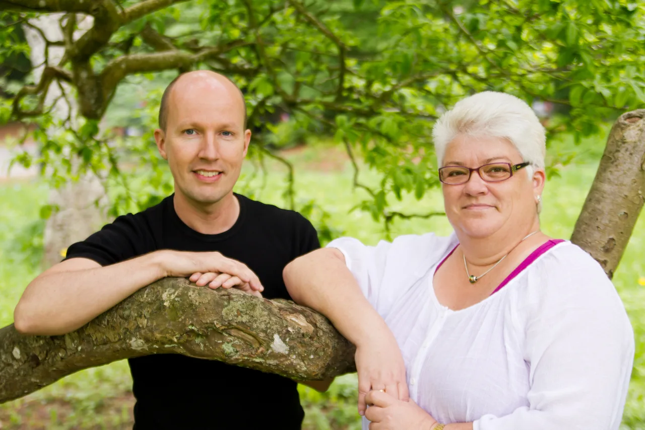 Claus Jensen og Nina Korsgaard ved et træ